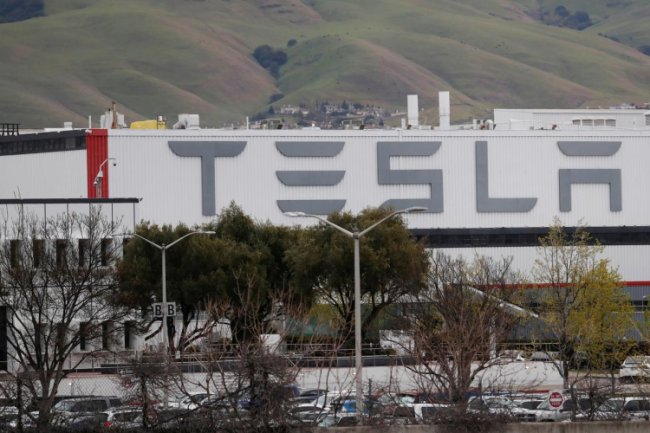 Tesla увольняет работающих по контракту на заводах в США - «Новости сети»