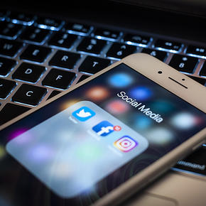 Роскомнадзор запросил Facebook и Twitter о хранении персональных данных россиян - «Интернет»