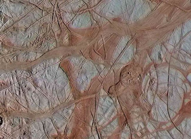 Европа по-новому: НАСА показало заново обработанные снимки спутника Юпитера с невероятной детализацией - «Новости сети»