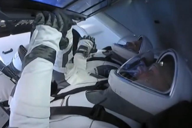Космический корабль SpaceХ Crew Dragon с экипажем на борту не взлетел: нелётная погода - «Новости сети»
