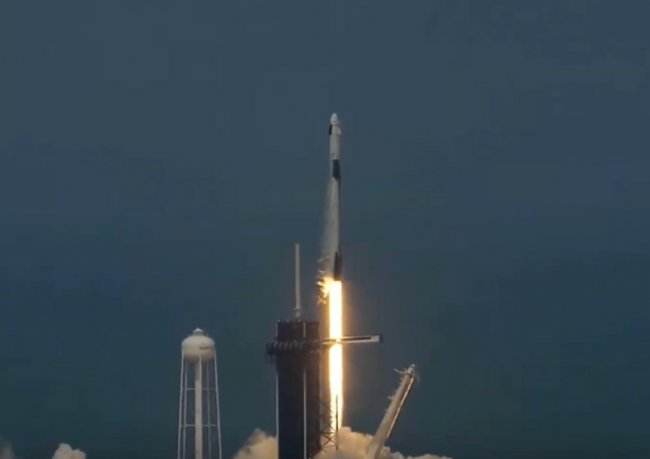 Вы находитесь здесь: SpaceX успешно запустила корабль Crew Dragon с живыми людьми - «Новости сети»