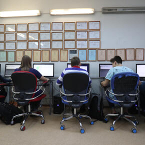 На компьютерах в российских школах установят блокировку опасного контента - «Интернет»