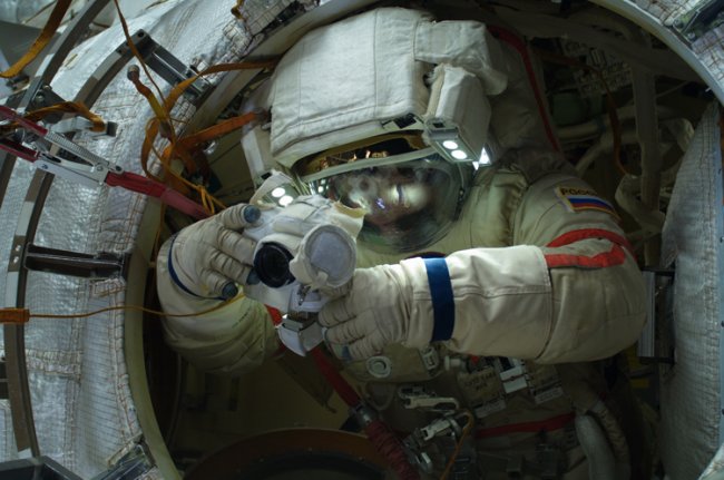 Космический турист проведёт в открытом космосе около полутора часов - «Новости сети»