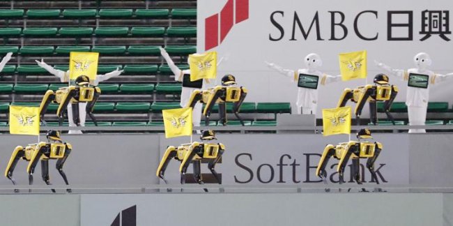 Видео: танцующие робособаки Boston Dynamics заменили болельщиков на бейсбольном матче в Токио - «Новости сети»