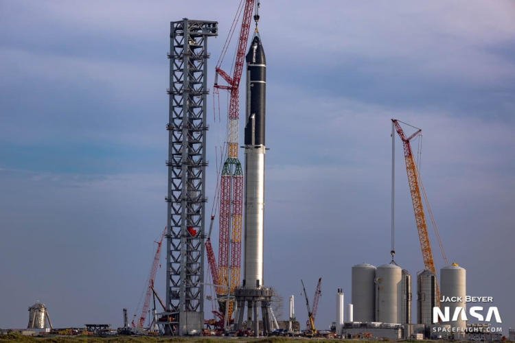 SpaceX впервые примерила космический корабль Starship на ускоритель Super Heavy — получилась огромная 118-метровая ракета - «Новости сети»