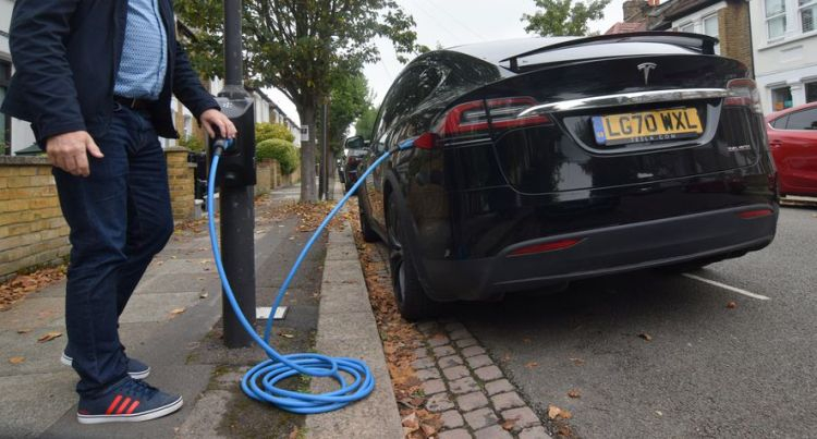 Чтобы пересадить людей на электромобили, города придётся заполнить уличными зарядками — они должны быть везде - «Новости сети»