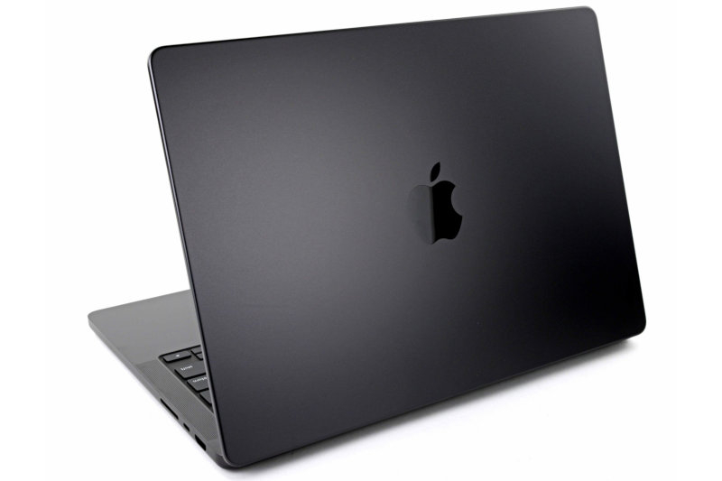 В iFixit выяснили, как Apple удалось добиться радикально чёрного цвета корпуса MacBook Pro - «Новости сети»