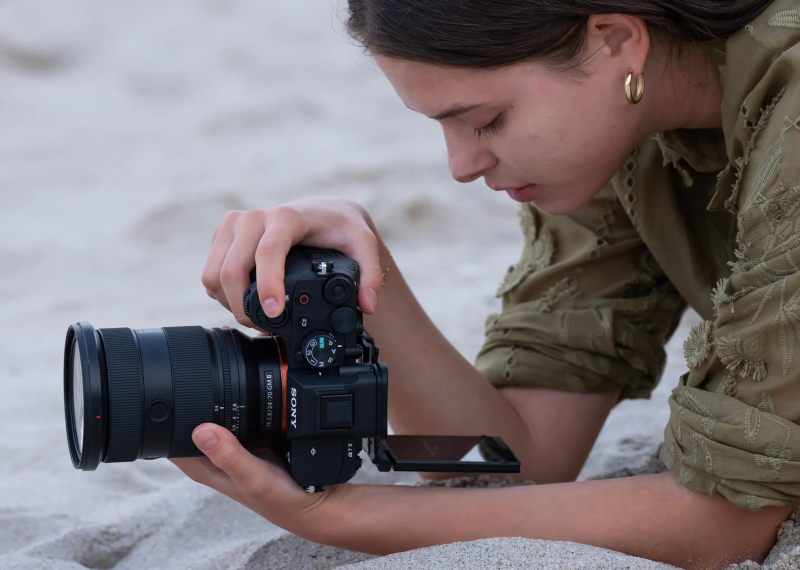 Sony представила A7 V — свою первую полнокадровую камеру с частично-стековым сенсором и бесшумной съёмкой 30 кадров/с за $2900 - «Новости сети»